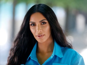 Kim Kardashian szettjét könnyen lekoppinthatod, csupán néhány méter ragasztószalagra lesz szükséged