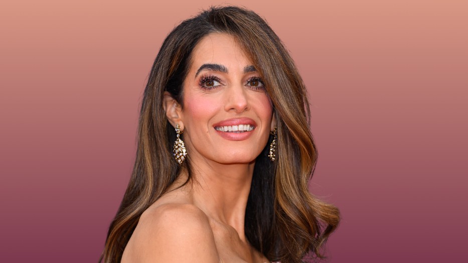 Amal Clooney ezúttal Barbie babaként tündökölt
