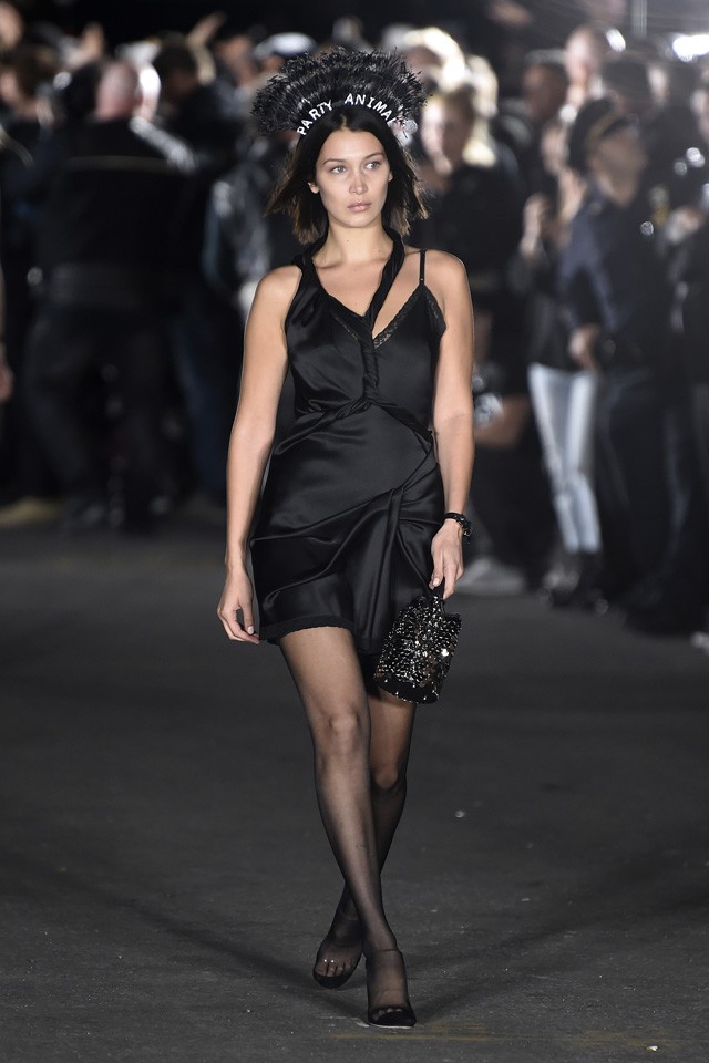 Bella Hadid egy partiállat, és bemutatja az év legrövidebb fekete miniruháját is