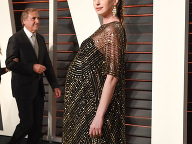 Anne Hathaway óriási pocakját látnod kell!