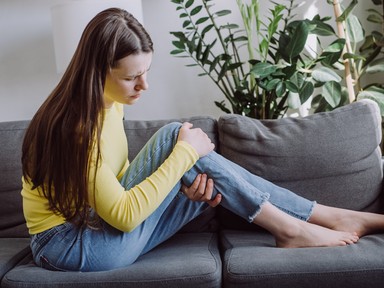 Nemcsak lelki teherrel, végtagmegnagyobbodással is járhat a főleg nőket sújtó krónikus betegség