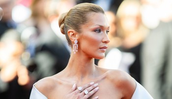 Bella Hadid meztelenfelsőben szabadította fel a melleit Cannes-ban, óriási feltűnést keltett