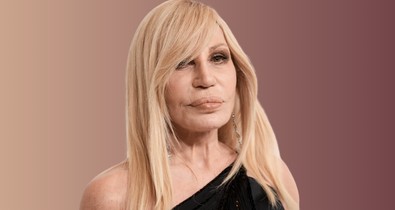 A 70 éves Donatella Versace testhezálló vörös miniruhában érkezett az olimpia megnyitójára