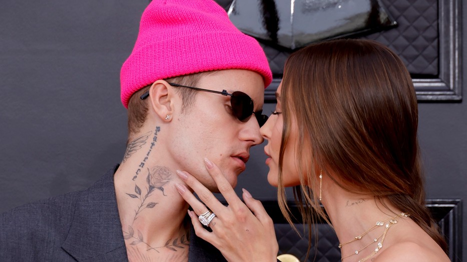 Justin Bieber Hailey Biebernek öltözött a Grammy-gálán