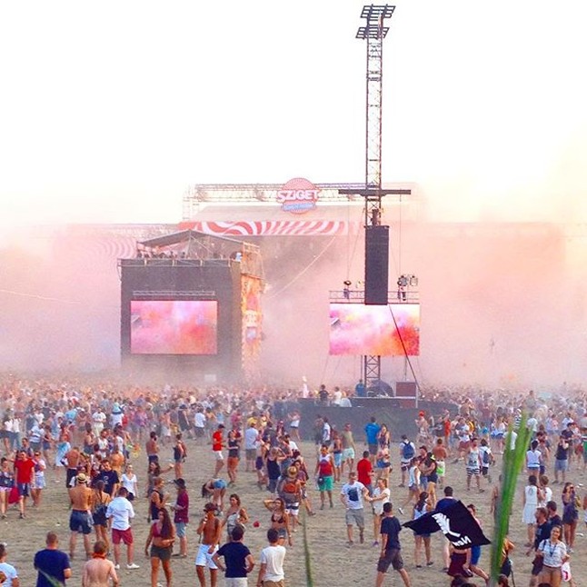 Ami így nézett ki távolról.