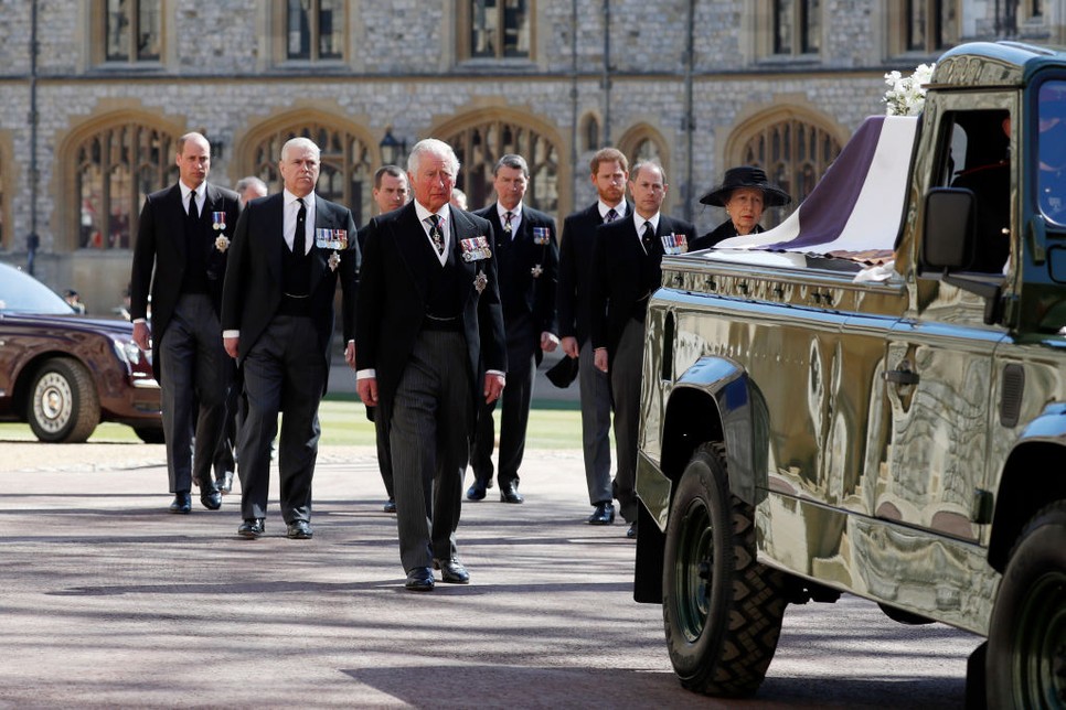 Károly, Vilmos és Harry herceg is elkísérték utolsó útjára Fülöp herceget temetésén
