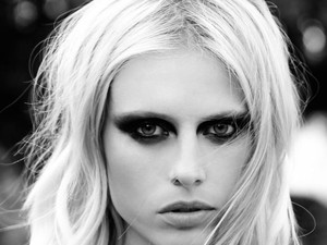 Elvesztette lábát a modell egy ritka betegség miatt