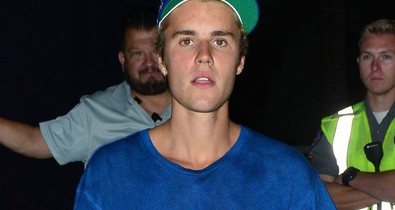 Justin Bieber zokni-papucsban! Visszahozza a divatba?