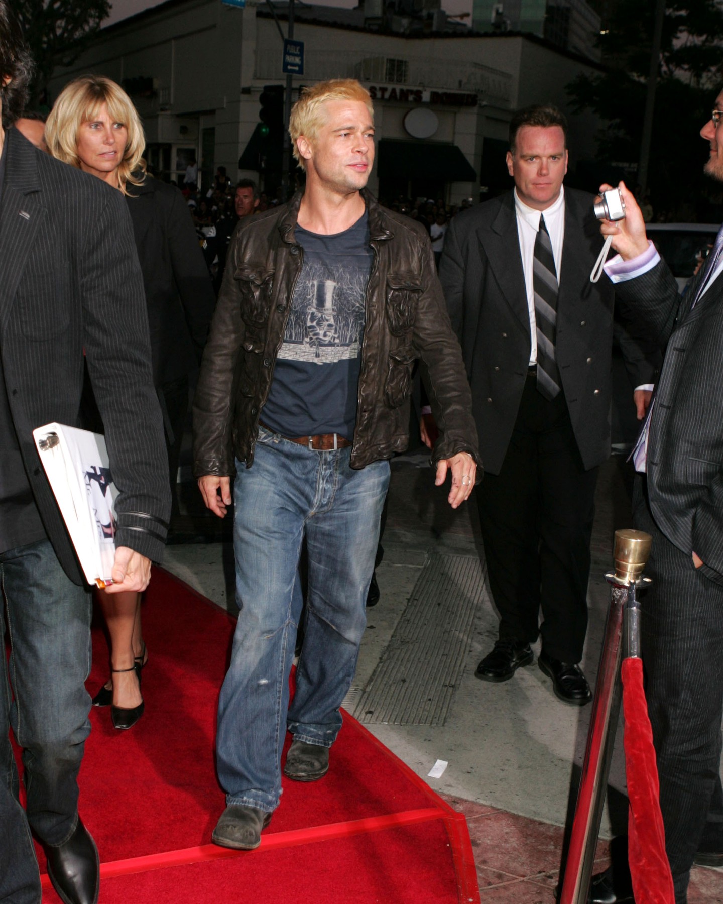 De 2005-ben, a Mr. és Mrs. Smith című film premierjén is a farmert választotta a vörös szőnyegre, amit akkor mintás pólóval és bőrdzsekivel egészített ki.