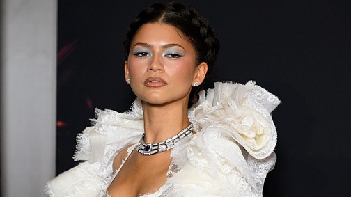 Zendaya köldökig kivágott arany felsője minden tekintetet magára vont, istennőként tündökölt 