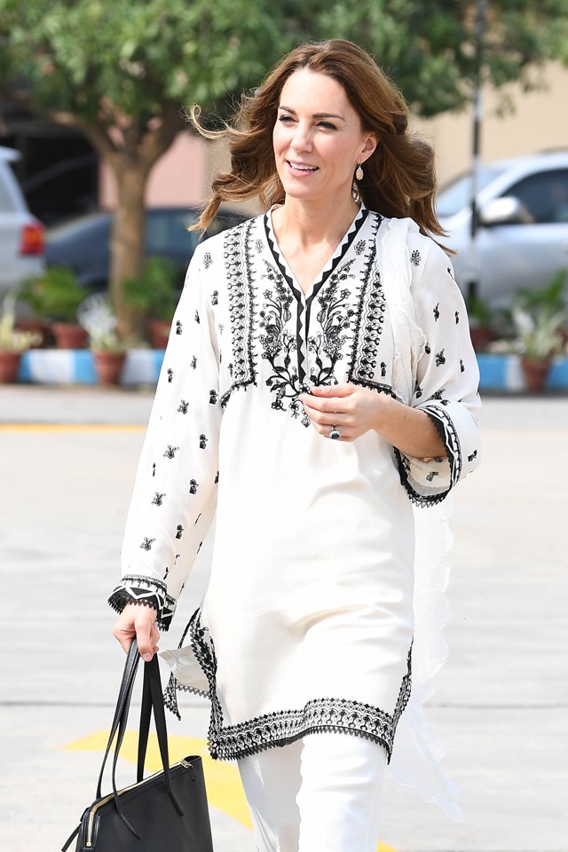 Kate Middleton pompás szettben búcsúzik Pakisztántól