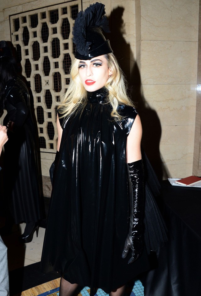 Alice Dellal a Pam Hogg bemutatón