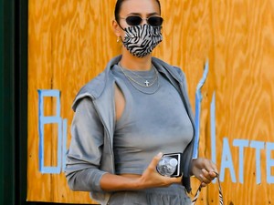 Irina Shayk megmutatta, hogyan menj le a boltba melegítőben és dögös csizmában a karantén alatt