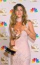 Jennifer Aniston a 2002-es Emmy-gálán egy rózsaszín Dior-ruhát viselt. Ez a kreáció azért is különleges, mert a színésznő ebben kapta meg az első Emmyjét. (A díjat természetesen a Jóbarátok című sorozatban látott alakításáért kapta.)