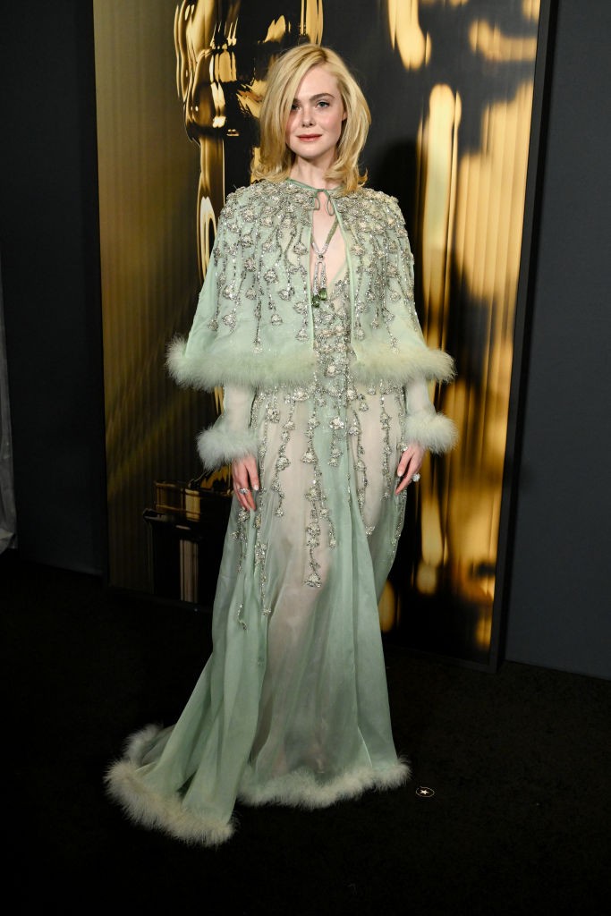 Elle Fanning Valentino meztelenruhájától elállt a szavunk, a színésznő jégkirálynőként vonzotta magára a tekinteteket. 