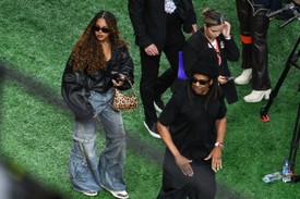 Blue Ivy igazi streetwear-ikonnak tűnt a Super Bowlon. A bőr bomberdzseki és a túlméretezett, vintage stílusú farmer egy laza, sikkes párost alkotott. Az outfitet egy menő leopárdmintás táska és klasszikus napszemüveg dobta fel, ami tökéletesen passzolt a sporteseményhez. Az összhatás hihetetlenül vagány és trendi, ami jól tükrözi Blue Ivy tüzes, mégis laza stílusát.