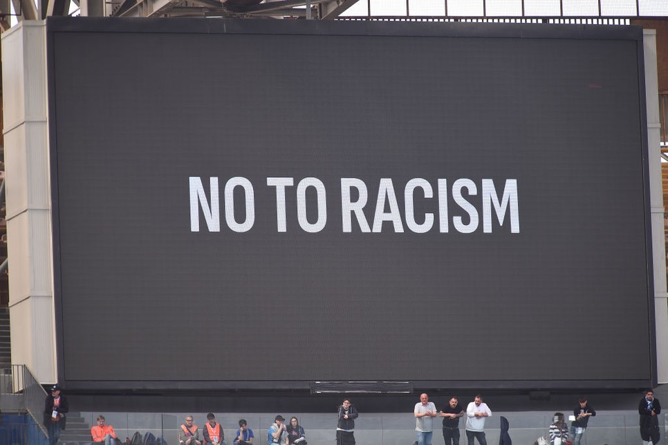 A divatipar mellett már az olyan világra szóló sportrendezvényeken, mint például egy labdarúgó világbajnokság, vagy az olimpia is kiemelt helyet kap a rasszizmus ellen küzdelem. A legnépszerűbb sporteseményeken is rendszeresen felhívják világszerte a figyelmet a rasszizmus elleni küzdelem fontosságára