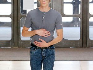 Őrület! Terhes férfiak a kifutón, elképesztően bizarr