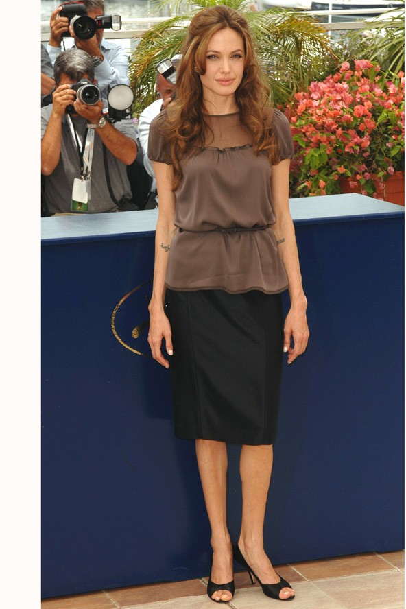 Ceruzaszoknyában és selyemblúzban is elbűvölő.