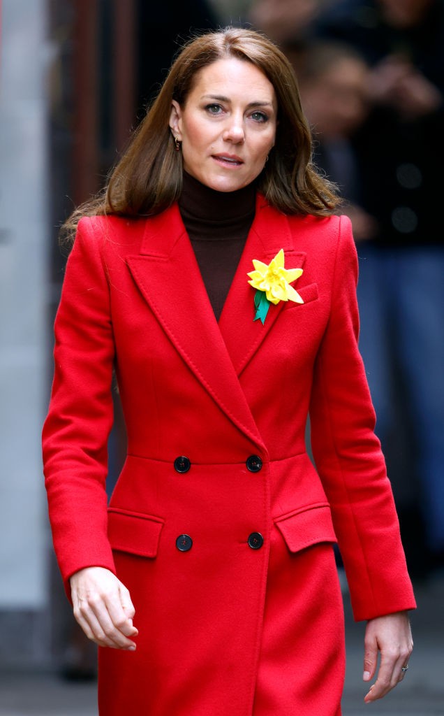 Katalin hercegné piros kabátja egyszerűen telitalálat