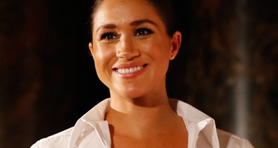Meghan Markle egy egyszerű fehér ingben és fekete szoknyában is gyönyörű