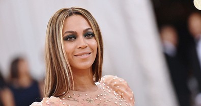 Beyoncé áttetsző arany ruhában mutatta meg, hogy igazi királynő