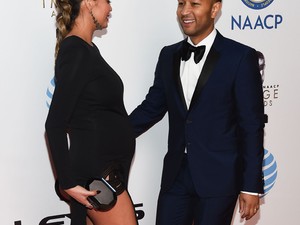 Ilyen kihívó estélyit várandós kismamán még nem láttunk!