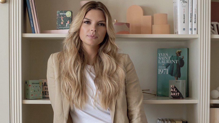 Priger Inez beszélgetős kártyajátéka rövid időn belül hatalmas sikerre tett szert | Lenvászon kosztüm és top MASSIMO DUTTI