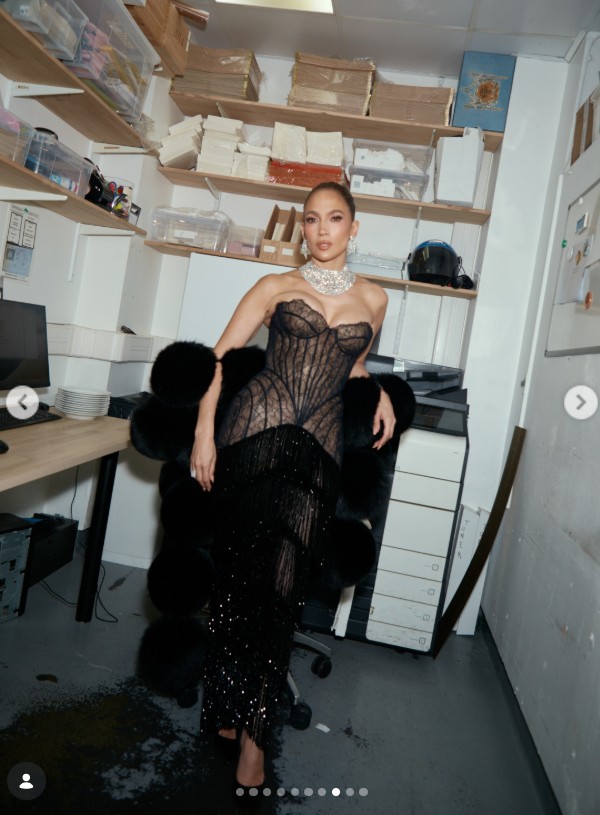 Jennifer Lopez ismét pucérruhába bújt