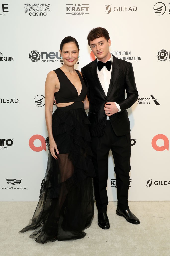 Noah Schnapp és gyönyörű édesanyja, Karine Schnapp 2023-ban pózoltak együtt a vörös szőnyegen.