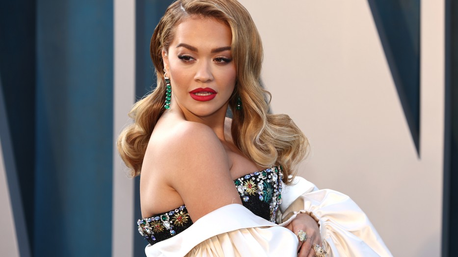Rita Ora vörös szőnyeges megjelenései mindig kifogástalanok