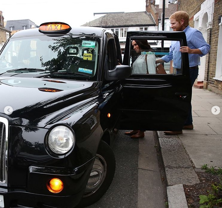 Meghan Markle és Harry herceg sörözgetnek, kutyát sétáltatnak és taxiznak, de van itt egy kis bökkenő
