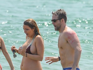 Blake Lively nagy pocakját bikiniben mutogatta Taylor Swift bulijában