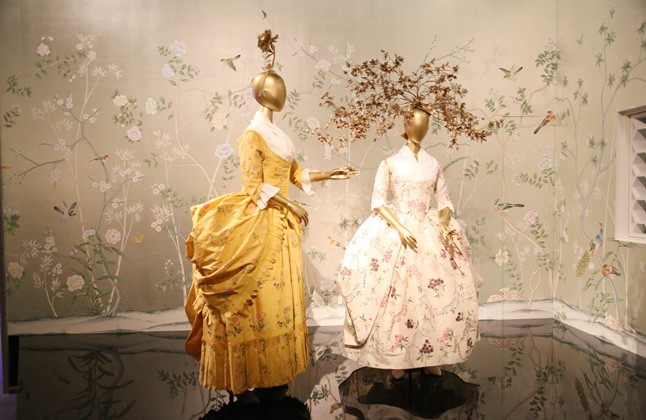 Gyönyörű ruhákat csodálhat meg a múzeum közönsége
