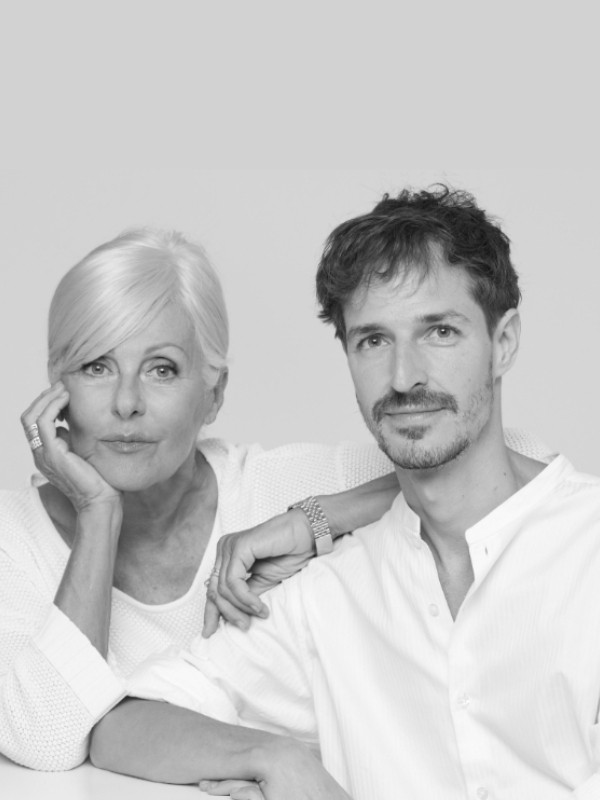 A Gal alapítóinak elsődleges célja az volt, hogy családtagjaiknak, barátaiknak, és maguknak is magas minőségű termékeket gyártsanak elérhető áron. Amikor pozitív visszajelzések érkeztek a termékek hatékonyságáról, a fogyasztóik maguktól kezdték el terjeszteni a hírüket. Ez a siker arra ösztönözte a tulajdonosokat, hogy a termékeket ne csak egy szűk kör számára, hanem egyre szélesebb körben tegyék hozzáférhetővé.