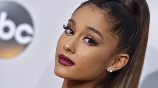 Ariana Grande felvette ezt az ikonikus ruhát a Hirtelen 30 filmből és nincsenek rá szavak!