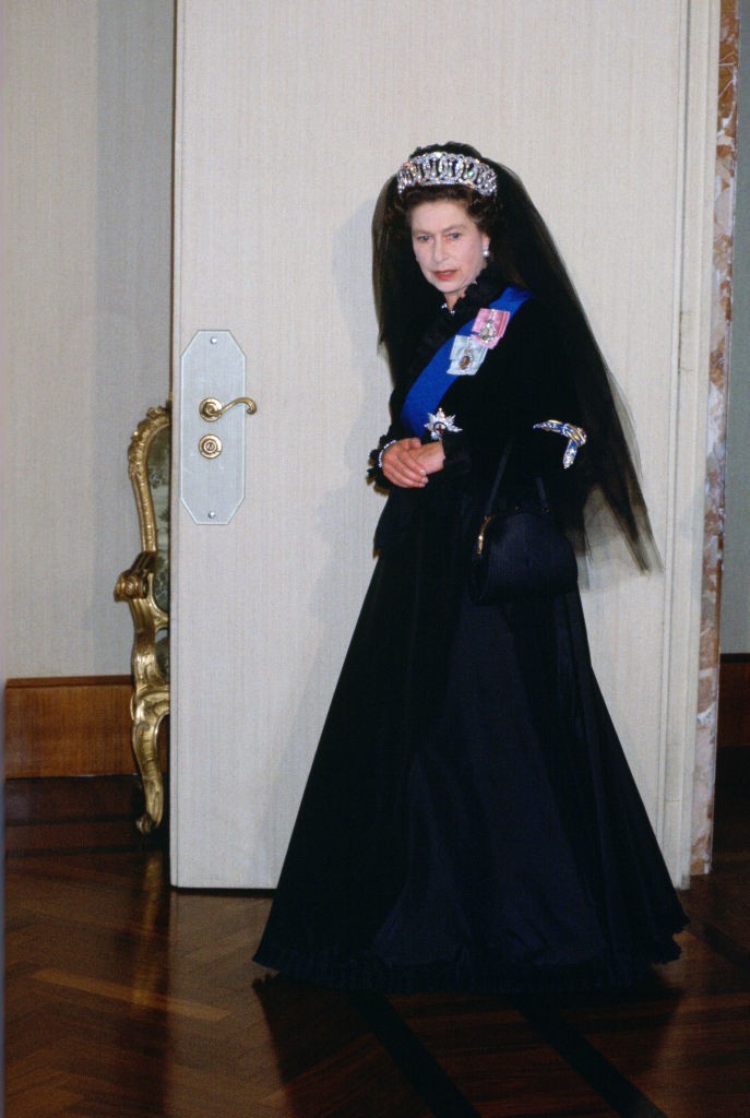 Erzsébet királynő 1980-ban viselt hasonló darabot