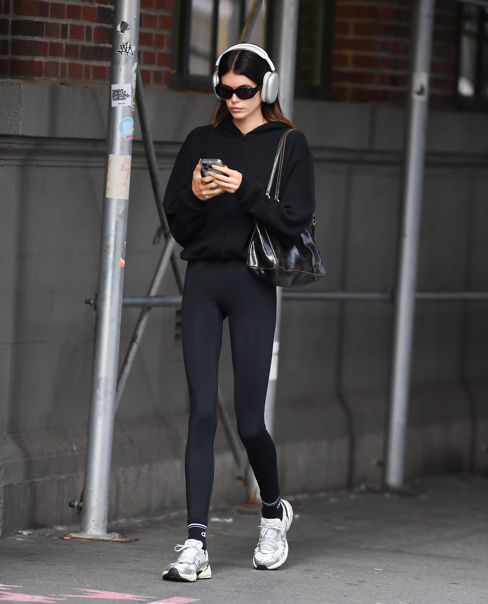 Kaia Gerber imádja a sportos kényelmes darabokat, fehér tornacipővel kiegészítve