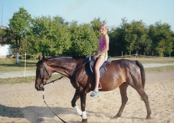 Úgy tűnik, hogy Enikő a 13. szülinapján lovagolt is egyet.