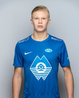 Egy évvel később a Molde FK csapatfotózásán: Erling Haaland 2017 februárjában hátrafésült hajjal, kissé megszeppent arccal állt a kamerák elé.