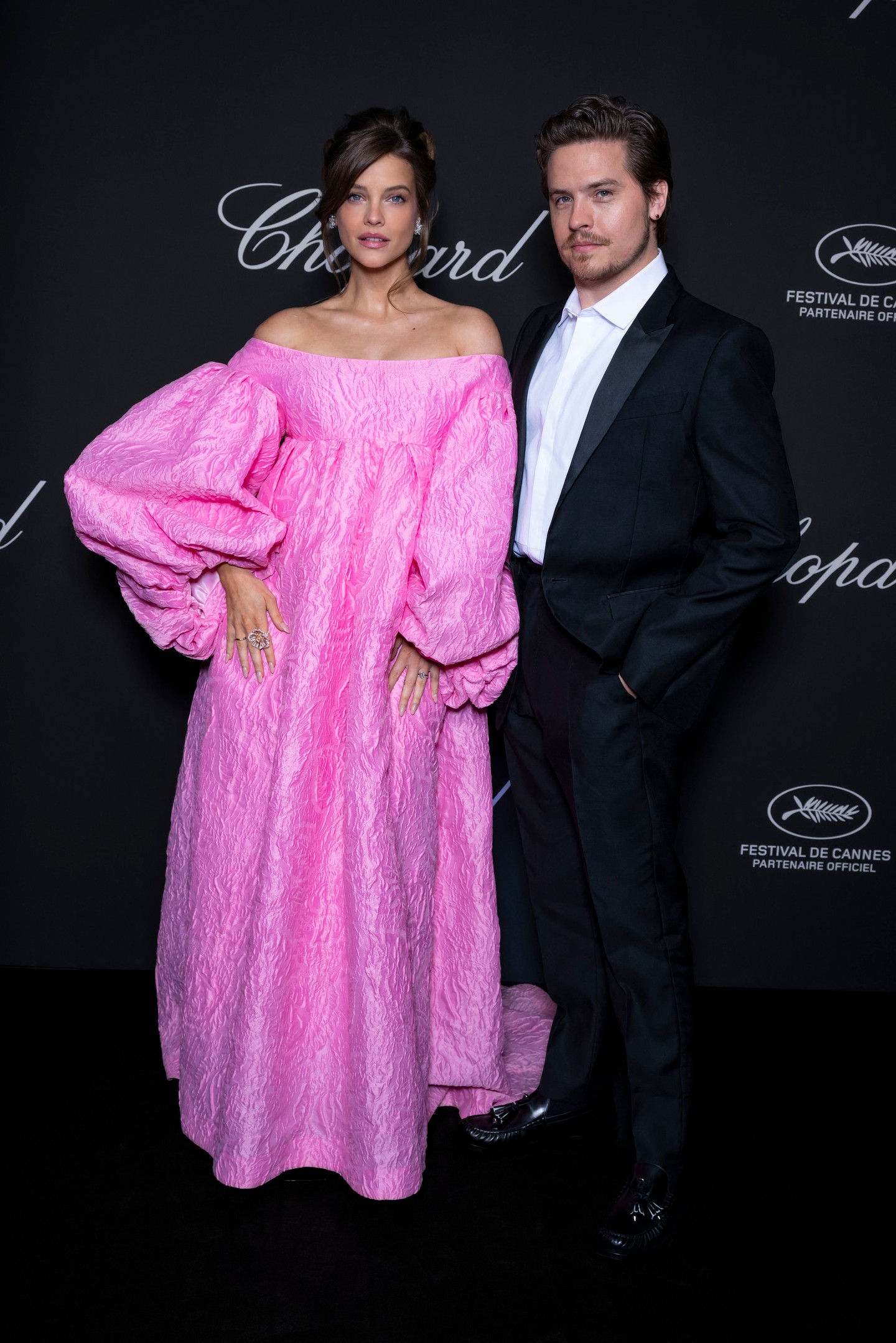 A modell később egy nagyon látványos, pink, vállvillantós Willy Chavarria szettben tündökölt a szerelme oldalán. 
