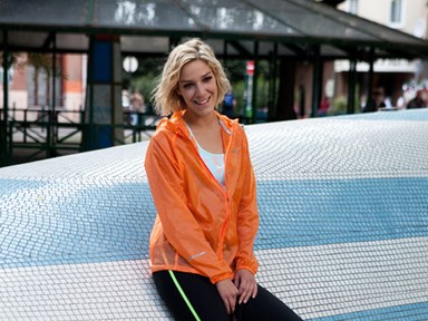 Cuki kiskutyájával pihen az énekesnő