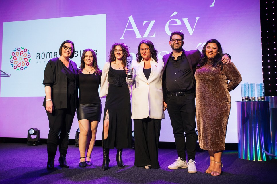 A Romaversitas alapítvány részéről ábécé sorrendben Eredics Lilla, Fedorkó Boglárka, Horváth Zsolt, Jakab Mária, Pocsai Bettina vették át a GLAMOUR Women of the Year Az év hősei díjat