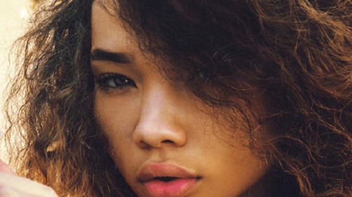 Justin Bieber is modellel jár