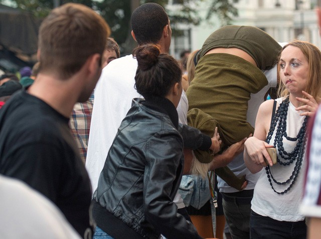 lily allen, szétcsúszott, alkohol, fesztivál, alkoholista, drog, részeg