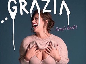 Kacagva vetkőzött meztelenre a plus size modellsztár