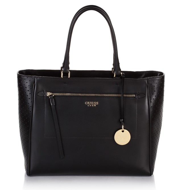 Egy valamirevaló munkahelyre kell egy szuper táska is. A nagyobb alakú táska azért jó, mert minden belefér amire szükséged lehet a nap folyamán, és a dokumentumaid sem gyűrődnek össze. A legdrágább dizájner tatyódat ne vidd ilyen állásinterjúra, mert hivalkodó lehet. Válassz inkább egy decens, modern darabot. GUESS 52490 Ft