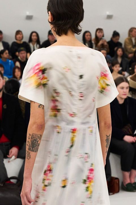 A Loewe 2023-as őszi-télikollekciójának egyik textilmintája egy elmosódott virágminta, melyet László Fanni divattervező nagyon izgalmasnak gondol