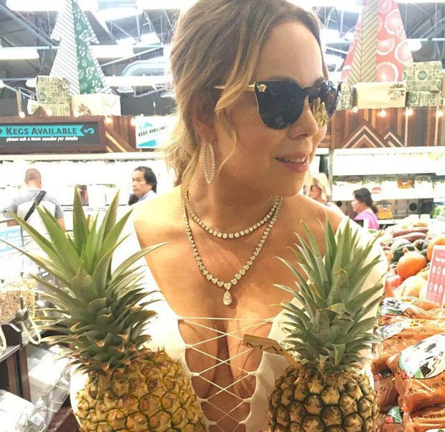 mariah carey, cicivillantás, dekoltázs, mellei, villantás, black friday