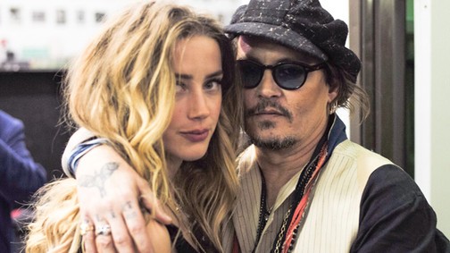 Itt van a videó Johnny Depp őrjöngéséről!